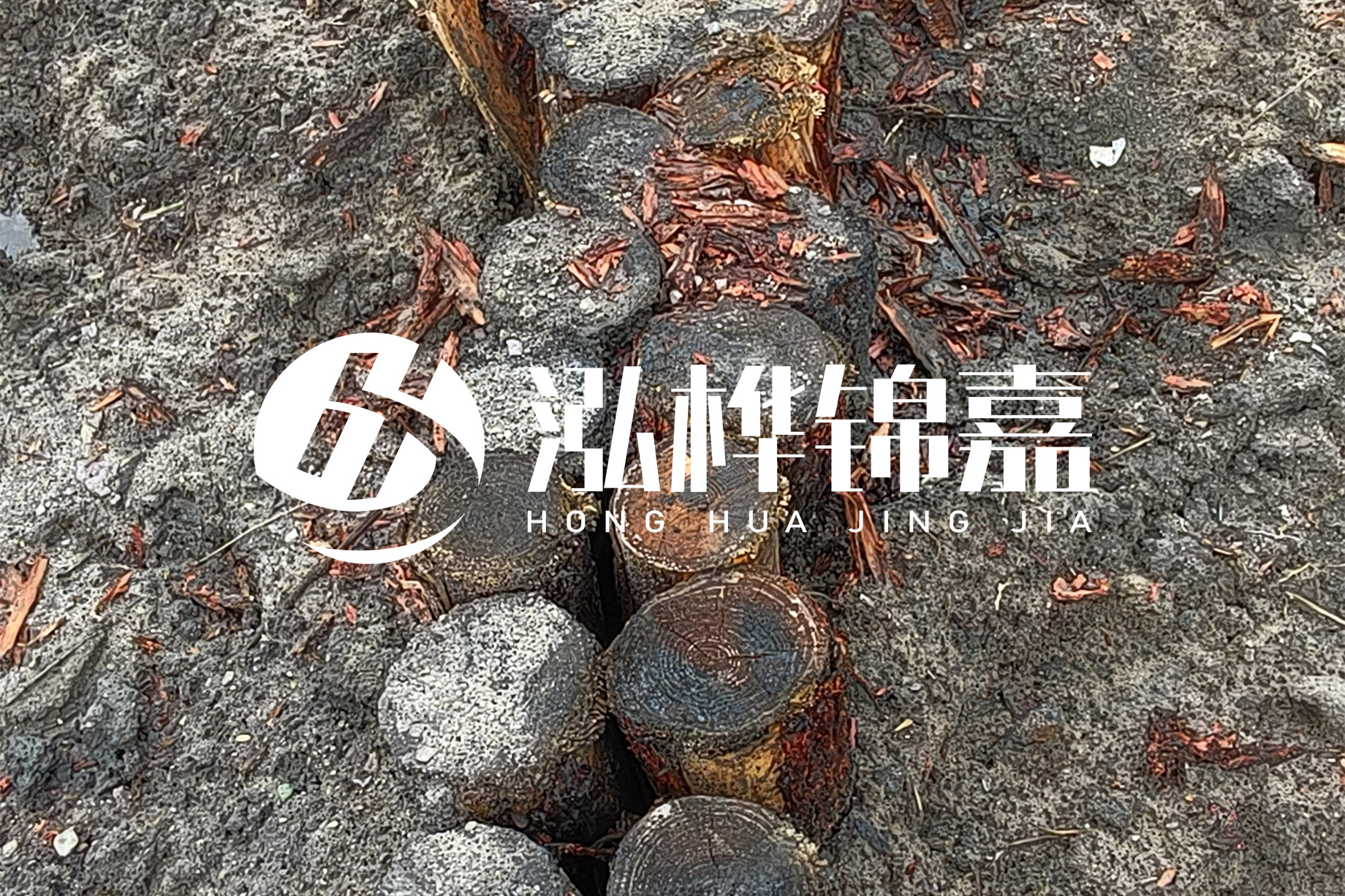 魚塘淤泥太多怎么清理？挖掘機(jī)清除淤泥的作用及方法